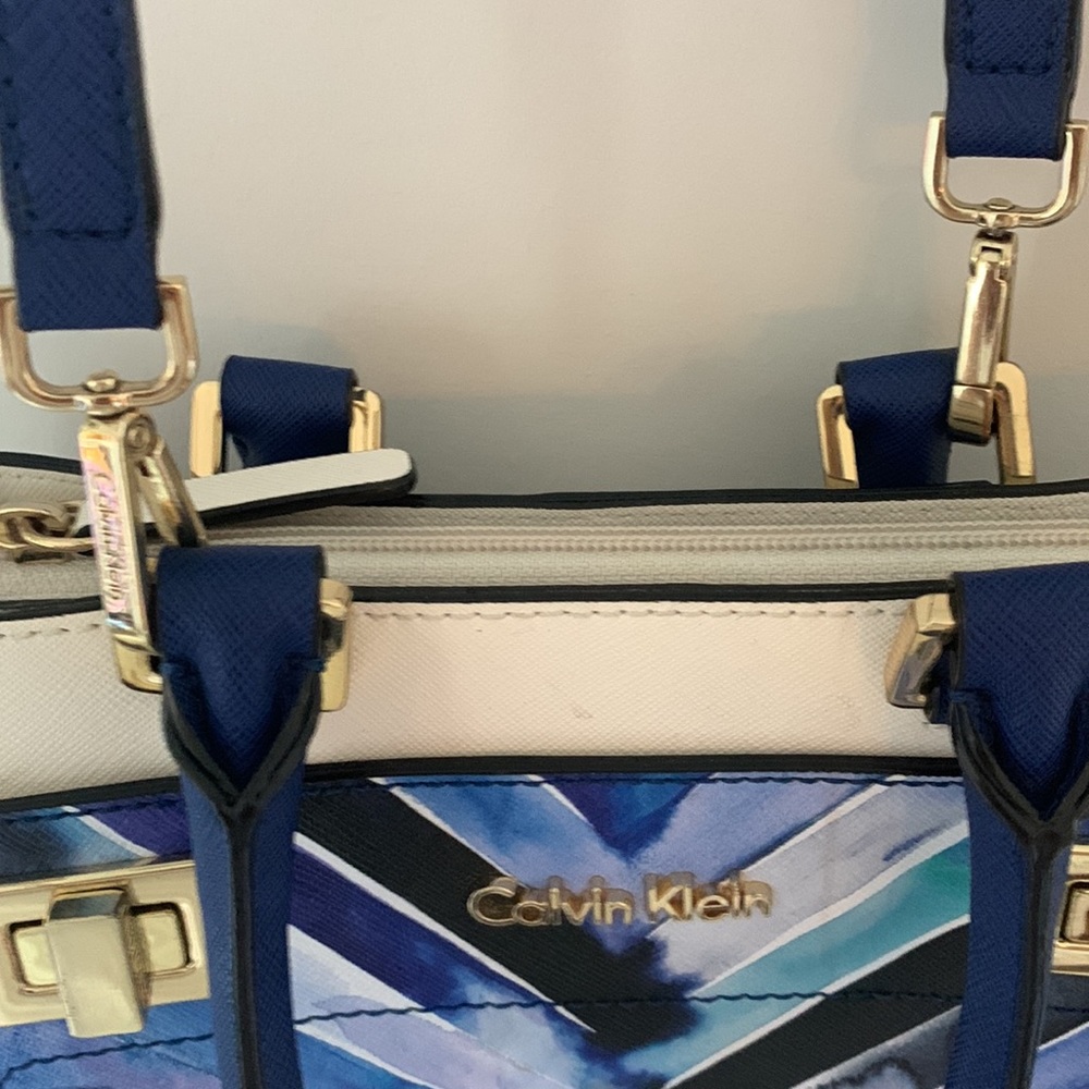 CALVIN KLEIN Crossbody satchel - White w/ blue Chevron  pattern & gold details. - Picture 10 of 16